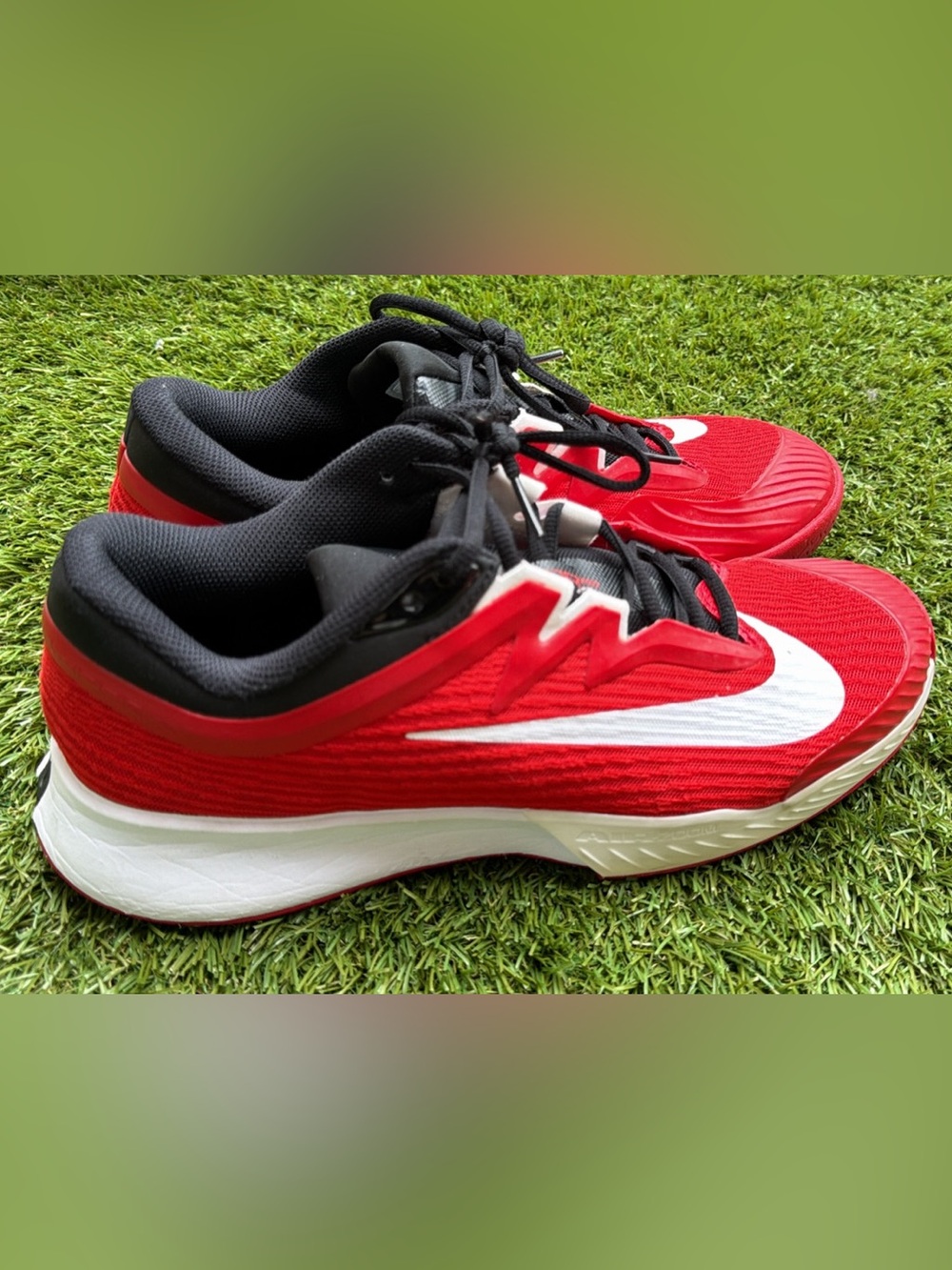 NikeCourt Air Zoom Vapor Pro 3 HC 
Red tennis shoes